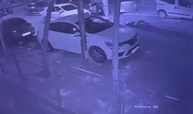 Yolun karşısına geçen adama otomobil çarptı