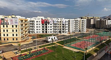 Yuvasına kavuşan depremzede vatandaş: "Evi gezdik çok güzel, hayallerimizin ötesinde"