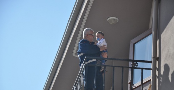 Balkon demirlerine sıkıştı
