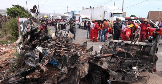 Peru’da üç araç birbirine girdi 16 ölü
