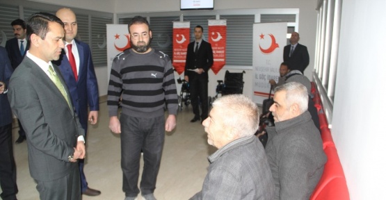 Engelli Suriyeli sığınmacılara akülü sandalye dağıtıldı