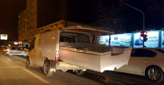 Minibüse yüklenen tekne kazaya davetiye çıkardı