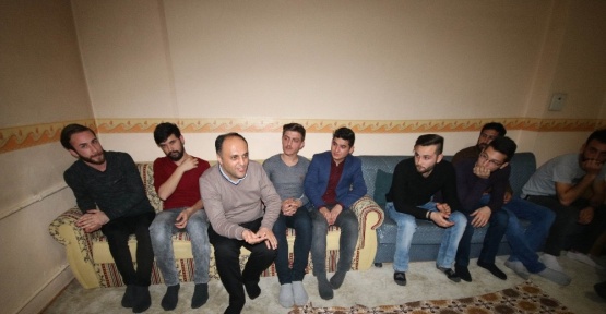 Başkan Özaltun, sosyal medya daveti üzerine öğrenci evini ziyaret etti