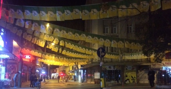 Adıyaman caddeleri sarı yeşilli bayraklarla donatıldı