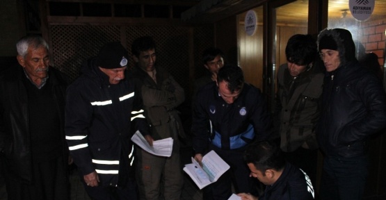 Parktaki kulübede kalan savaş mağduru Afgan aileye yardım eli