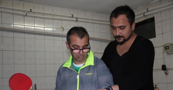 Özel insanlar masa tenisi şampiyonasına hazırlanıyor