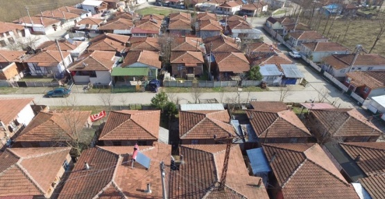 Evin ortasından geçen direk isyan ettirdi