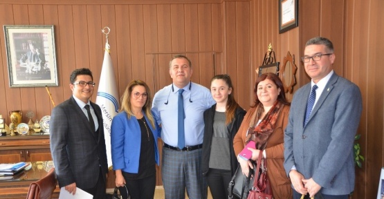 Resim Yarışması Türkiye ikincisi Melek’ten Müdür Koca’ya ziyaret