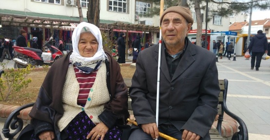 Bir kavala sımsıkı sarılmış iki engelli hayat