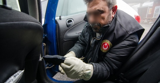 Dereköy’de otomobil kapılarına gizlenmiş papağanlar ele geçirildi