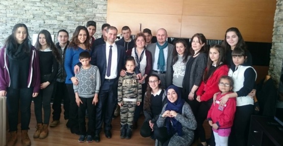 Çocuklar el ele engelleri kaldırıyor