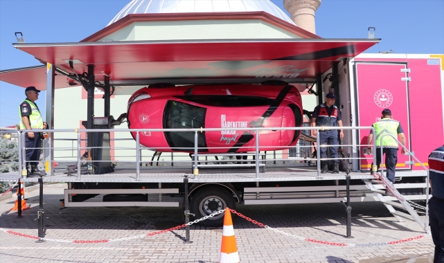 Niğde'de çiftçilere traktörlerine takmaları için reflektör dağıtıldı
