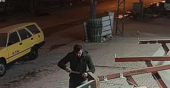 Yaşlı adamı defalarca bıçaklayıp tekmelediler