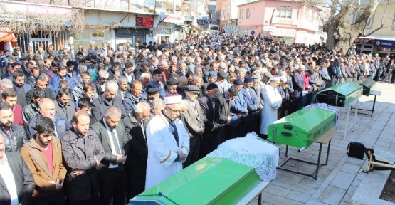 Kazada ölen aynı aileden 4 kişi yan yana defnedildi