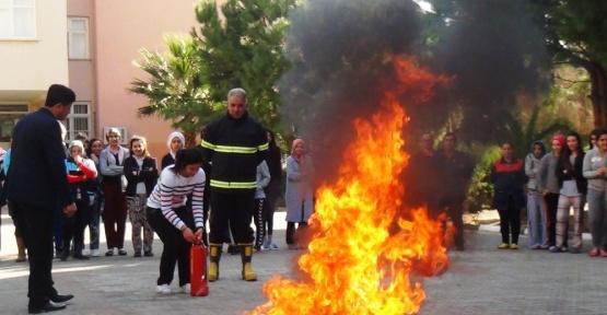 Öğrenci yurdunda yangın ve deprem tatbikatı