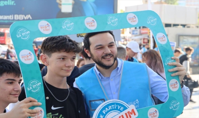 AK Parti Gençlik Kolları İl Başkanlığı Kızılay Meydanı'nda üye çalışması yaptı