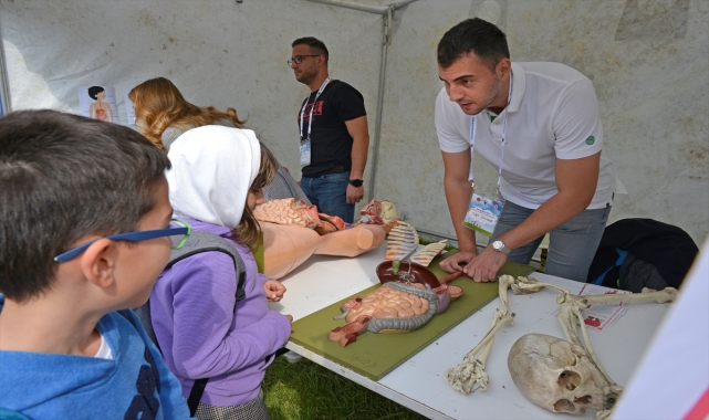 Yaşlılarla çocuklar, bilim ve oyun festivalinde bir araya geldi