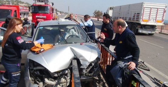 Köprü korkulukları önce araca sonra sürücüye saplandı