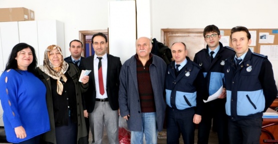 Yerde bulduğu para emeklinin maaşı çıktı