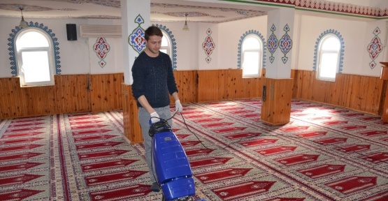 Erdemli Belediyesi camileri temizlemeye devam ediyor