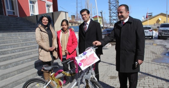 Kaymakam Öztürk’ten başarılı öğrenciye bisiklet