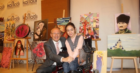 Çakırözer, engelli kızın daveti üzerine sergisini ziyaret etti