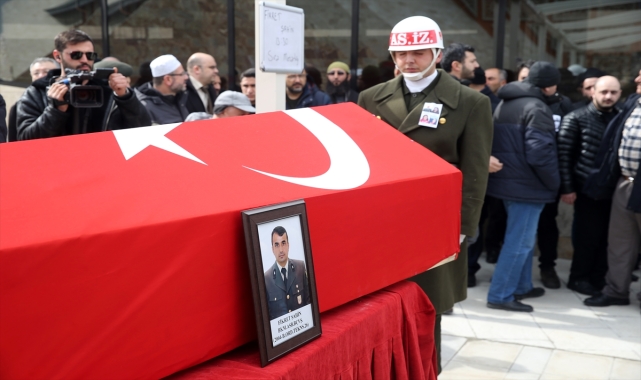 Depremde hayatını kaybeden astsubay ve ailesinin cenazeleri Sivas'ta toprağa verildi
