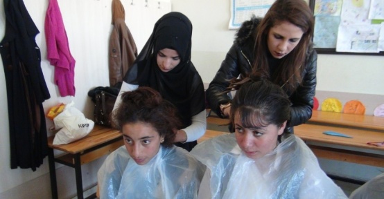 Kuaför kursiyerlerinden kırsaldaki kız öğrencilere saç bakımı