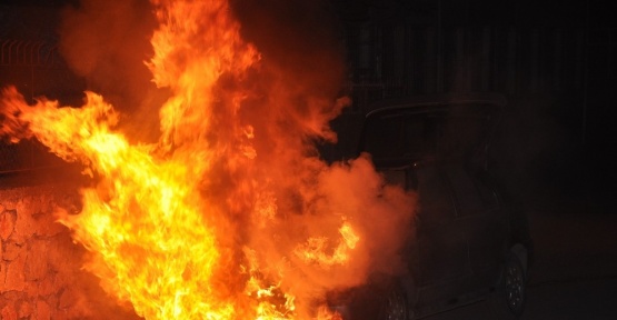 Otomobil alev alev yandı