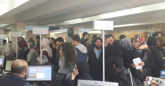 Üniversiteliler Nüfus Müdürlüklerine akın etti