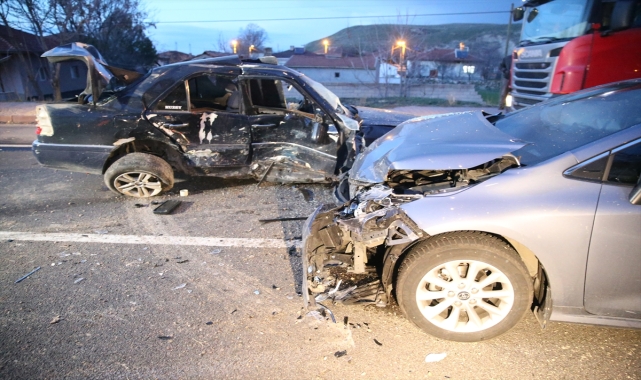 Nevşehir'de üç otomobilin karıştığı kazada 2 kişi öldü, 2 kişi yaralandı