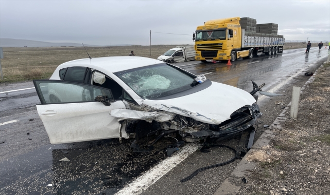 Nevşehir'de kamyonetle otomobilin çarpıştığı kazada 9 kişi yaralandı