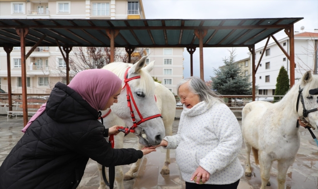 Çubuk'taki huzurevine atlı ziyaret