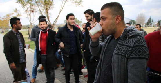 Adana’da acılı ayran kuyruğu