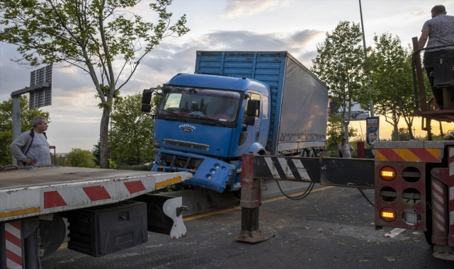 Başkentte kamyon refüjde asılı kaldı