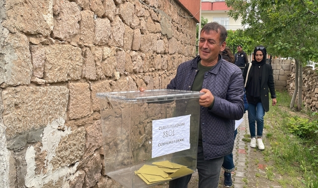 İç Anadolu'da hasta ve engelli seçmen, görevlilerin yardımıyla oy kullandı