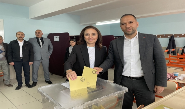 Niğde Belediye Başkanı Emrah Özdemir, oyunu kullandı