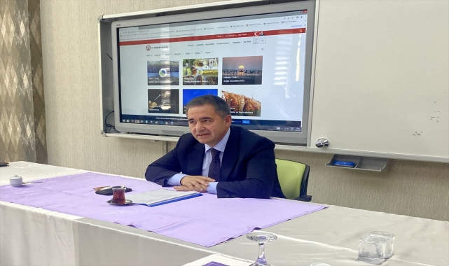 Kırşehir Valisi Buhara, kentteki yatırımları gazetecilere anlattı