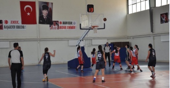 Simav’da basketbol grup maçları başladı
