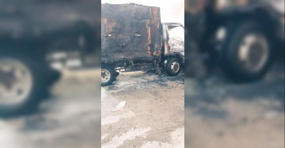 Alev alan kamyonet kullanılamaz hale geldi