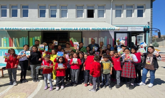 Kırşehir'de gezici kütüphane köydeki çocuklara kitap ulaştırdı