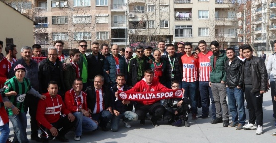Akhisar Belediyespor ile Antalyaspor taraftarlarından örnek davranış