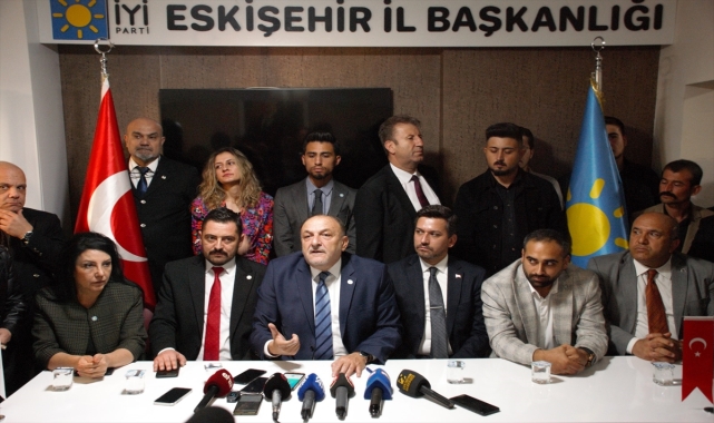 İYİ Parti Siyasi İşler Başkanı Vural, Eskişehir'de gazetecilere açıklamada bulundu