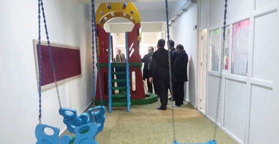 Okul koridorunu çocuk parkına çevirdiler