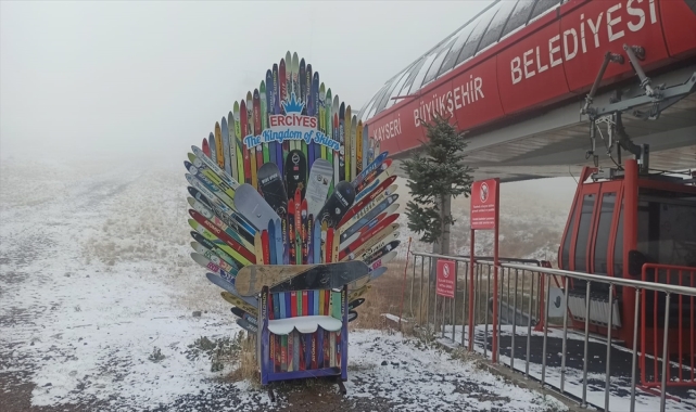 İç Anadolu'nun zirvesi Erciyes'te kar yağışı etkili oluyor