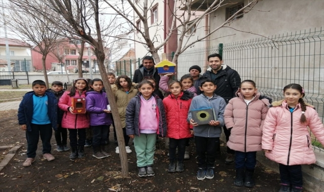 Sivas'ta ilkokul öğrencileri kuşlar için kafes yaptı