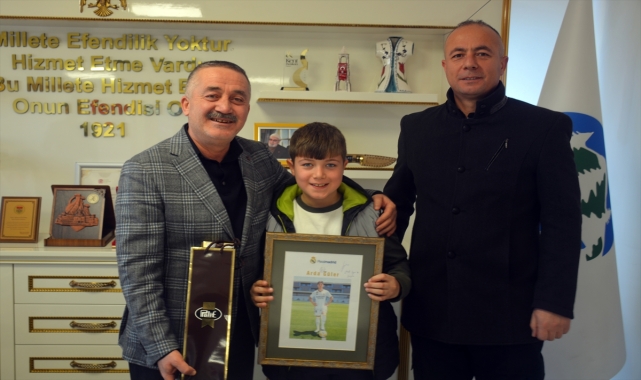 Arda Güler'in Ilgaz ilçesi için imzaladığı poster Belediye Başkanı'na teslim edildi