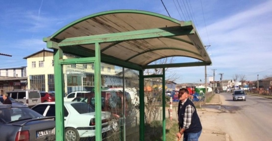 Duraklarını kendi elleriyle temizledi