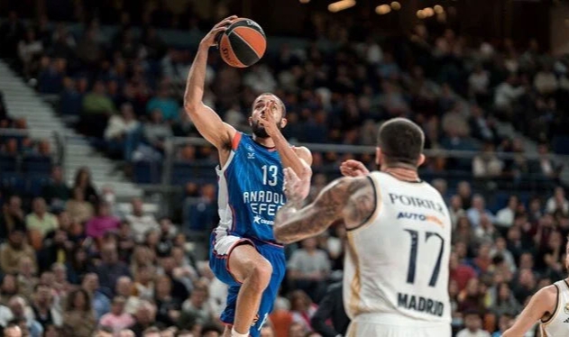 EuroLeague tarihine geçen maçta Anadolu Efes, Real Madrid'e kaybetti