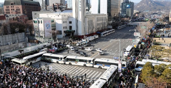 Yüz binlerce kişi Güney Kore Cumhurbaşkanını protesto etti